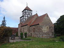 Mllendorf, evangelische Kirche, Feldsteinbau aus dem 12. Jahrhundert, Fachwerkturm erbaut 1747 (09.07.2025)
