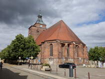 Osterburg, evangelische St. Nicolai Kirche, gotische Backsteinkirche, erbaut im 12. Jahrhundert, im 13. Jahrhundert Umbau zur dreischiffigen Hallenkirche, Chor erbaut 1484 (09.07.2025)