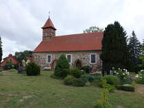 Pltz, evangelische Kirche, kleiner rechteckiger Feldsteinbau aus der ersten Hlfte des 13. Jahrhunderts (09.07.2025)