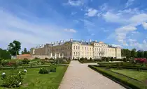 Blick �ber den Rosengarten auf das Barockschloss Ruhental (Rundāles pils) bei Bauska (LV). Das Bauwerk wurde im 18. Jhd. nach Entw�rfen des Architekten Bartolomeo Francesco Rastrelli geplant, der auch f�r den Winterpalast der Eremitage in St. Petersburg verantwortlich zeichnet. Vorbild f�r den Bau war mitunter der Palast Ludwigs XIV., weshalb Rundāles pils auch als  baltisches Versailles  gilt. Aufgenommen am 15.07.2025, an dem sich der lettische Sommer von seiner besten Seite pr�sentierte.