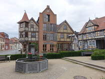 Tangermnde, Brunnen und Gebude in der Kirchstrae (09.07.2025)