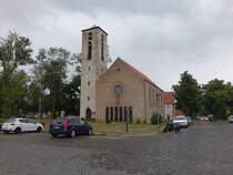 Elstal, evangelische Kirche am Marktplatz, erbaut 1936 (10.07.2025)
