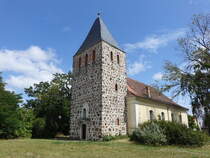 Schmergow, evangelische Kirche, barockes Langhaus erbaut 1744, Kirchturm aus Feldsteinen erbaut im 15. Jahrhundert (10.07.2025)