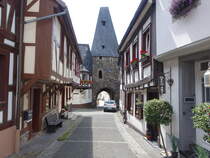 Herrstein, Uhrturm in der Uhrturmgasse, dreigeschossiger sptgotischer Torturm, erbaut 1449 (26.07.2025)