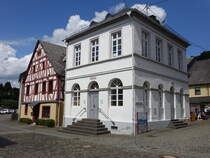 Herrstein, Franzsische Schule in der Hauptstrae, sptklassizistischer Walmdachbau, erbaut 1854, heute Heimatmuseum (26.07.2025)