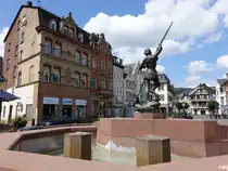 Kirn, Brunnenfigur Hl. Georg und H�user am Marktplatz (26.07.2025)