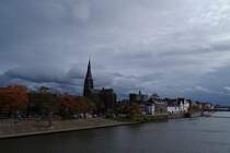 Blick von der Wilhelminabrug in Maastricht, auf die Sint Martinus Kirche, mit dahinter den drohenden Regenwolken. 24.10.2025