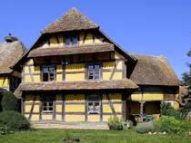 Ungersheim, ECO-Museum, Rekonstruktion zweier Gebude von 1680 und 1811, hier sind Verwaltungsrume der Museums untergebracht, Mai 2025