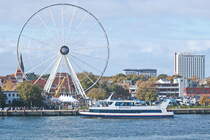 Blick vom Yachthafen nach Warnemnde im Bahnhofbereich  / Hafenbereich am 16. Oktober 2025 nun bei Sonnenschein.