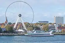 Blick vom Yachthafen nach Warnem�nde im Bahnhofbereich  / Hafenbereich am 16. Oktober 2025 nun bei Sonnenschein.