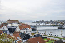 Aussicht ber Sonderburg (dnisch Snderborg) , den Alsensund und die Knig-Christian-X.-Brcke vom Jomfrusti. Aufnahme: 31. Oktober 2025.