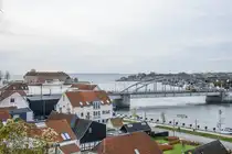 Aussicht �ber Sonderburg (d�nisch S�nderborg) , den Alsensund und die K�nig-Christian-X.-Br�cke vom Jomfrusti. Aufnahme: 31. Oktober 2025.