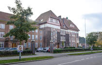 Die ehemalige Knabenbrgerschule in Sonderburg (dnisch Snderborg). Die Schule wurde nach der Angliederung Nordschleswigs an Dnemark in Ahlmannskolen umbenannt. Die Strae Kongevej, an der sich das Gebude befindet, hie in der deutschen Zeit bis 1920 Kaiser-Wilhelm-Allee. Aufnahme: 31. Oktober 2025.