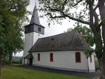 Pfalzfeld, evangelische Kirche, Westturm von 1582, Langhaus sptbarocker Bruchsteinbau, erbaut 1747 (27.07.2025)