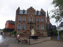 Rheinbllen, Rathaus am Markt, neugotischer Backsteinbau von 1873 (27.07.2025)