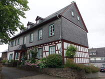 Rheinbllen, evangelisches Pfarrhaus, erbaut von 1730 bis 1733 (27.07.2025)