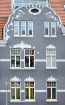 Fassade in der Helgolandsgade 37 A in Snderborg (deutsch Sonderburg). Das Jugendstilgebude stammt aus der Zeit, als Snderborg deutsch war, nmlich von 1864 bis 1920. In der deutschen Zeit hie die Strae Prinz-Adalbert-Strae. Aufnahme: 31. Oktober 2025.