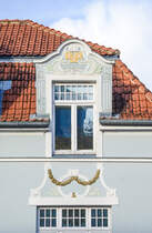 Detailfoto des Jugendstilgebudes auf dem Kongevej 64 in Snderborg (deutsch Sonderburg) in Nordschleswig. Aufnahme: 31. Oktober 2025.