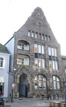 Das Jugendstilgebude in der Perlegade 26 in Snderborg (deutsch Sonderburg) stammt aus der Zeit, als Nordschleswig deutsch war. Dieses Gebiet gehrte von 1864 bis 1920 zu Deutschland.
Aufnahme: 31. Oktober 2025.