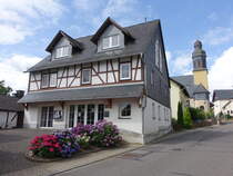 Dickenschied, Kulturscheune und evangelische Kirche in der Lindenschieder Strae, Kirche erbaut von 1914 bis 1918 (28.07.2025)
