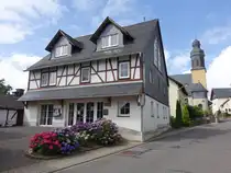 Dickenschied, Kulturscheune und evangelische Kirche in der Lindenschieder Stra�e, Kirche erbaut von 1914 bis 1918 (28.07.2025)