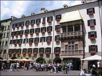 Die Innenstadt von Innsbruck im Juli 2004. Im Bild das  Goldene Dachl , eines der Wahrzeichen der Stadt.