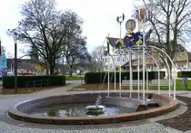 Freudenstadt, ein moderner Brunnen auf dem Marktplatz, Nov.2025