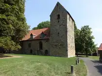 Ottleben, evangelische St. Stephani Kirche, romanische Saalkirche aus Bruchsteinen, erbaut im 13. Jahrhundert (09.08.2025)
