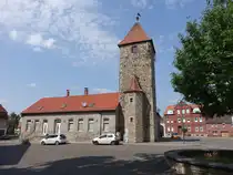 Seehausen, Schneiderturm am Friedensplatz, erbaut 1250 als Wachturm (09.08.2025)