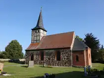 Windberge, evangelische Kirche, Feldsteinbau aus dem 13. Jahrhundert (10.08.2025)