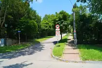 Beschaulich ging es am 13.08.2020 zur Zeit der Mittagshitze in der Marktgemeinde Tullnerbach im Wienerwald zu. Blick in die Bahnhofsallee im Ortsteil Lawies, die derart steil nach oben f�hrt, dass sogar eine Wintersperre verh�ngt wurde.