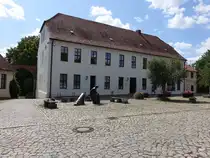 Wolmirstedt, B�rgerhaus und Gerberbrunnen an der Schlo�dom�ne (10.08.2025)