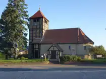 Jerchel, evangelische Kirche, kleine verputzte Saalkirche mit einem quadratischen Fachwerkturm, erbaut 1507 (11.08.2025)