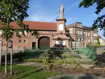 Nordgermersleben, Germania Statue von 1896 in der Krugstra�e (11.08.2025)