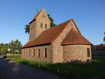 Sachau, evangelische Kirche, erbaut von 1953 bis 1954 aus rotem Sandstein (11.08.2025)