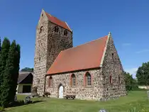 Beesewege, evangelische Kirche, fr�hgotische Saalkirche mit Westquerturm, erbaut im 13. Jahrhundert (12.08.2025)