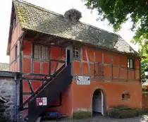 Ungersheim, ECO-Museum, Wohn-und Arbeitshaus einer Winzerfamilie aus Kochersberg/Oberelsa� aus dem 18.Jahrhundert, 1984 abgebaut und anschlie�end im Museum errichtet, Mai 2025