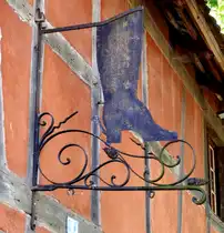 Ungersheim, ECO-Museum, historisches Zunftschild einer Schusterwerkstatt aus dem Elsa�, Mai 2025