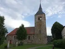 Kremkau, evangelische Kirche, sp�tromanischer flach gedeckter Feldsteinbau mit Westquerturm, erbaut im 12. Jahrhundert (12.08.2025)