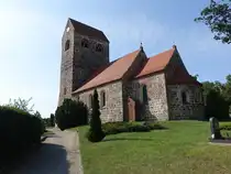 Me�dorf, evangelische Kirche, romanische Feldsteinkirche aus dem 12. Jahrhundert, restauriert 2005 (12.08.2025)