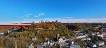 Blick von der Glsernen Passerelle beim Lift in das Pfaffenthal und auf den Kirchberg in der Stadt Luxemburg, Die Eisenbahnlinie ist die Linie 10 vom Bahnhof der Stadt Luxemburg nach Troisvierges. 05.11.2025