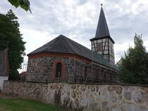 Neuendorf am Damm, evangelische Kirche, erbaut 1842 aus Findlingssteinen (12.08.2025)