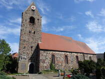Neuendorf am Speck, evangelische Kirche, Feldsteinkirche aus dem 12. Jahrhundert, Kirchturm saniert 1817 (12.08.2025)
