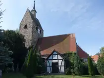 Sch�nebeck, evangelische Kirche, sp�tromanischer Feldsteinbau aus der zweiten H�lfte des 12. Jahrhundert (12.08.2025)