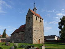 Stapel, evangelische Kirche, romanische Feldsteinkirche aus dem 12. Jahrhundert (12.08.2025)