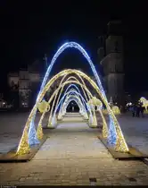 Lichterwelten Magdeburg anl�sslich der Adventszeit. Hier eine bogenreiche Installation auf dem Domplatz.

🕓 29.11.2024 | 18:29 Uhr