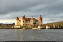 Fr einen sehr kurzen Augenblick blinzelte einmal die Sonne an diesem sonst grauen 4. Advent durch und leuchtete das berhmte Weihnachts-Schloss Moritzburg aus.

🕓 22.12.2024 | 13:10 Uhr