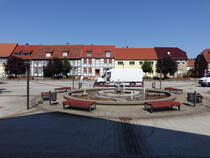 Arendsee, Brunnen und Huser am Marktplatz (13.08.2025)