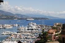 MONACO, 15.09.2008, Blick vom F�rstenpalast auf den Hafen; im Hintergrund die Queen Mary 2