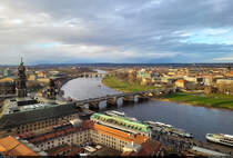 Aussicht Richtung Dresdner Neustadt von der Kuppel der Frauenkirche. Whrend vorne auf der Augustusbrcke viele Menschen wegen der Weihnachtsmrkte umherwuseln, fhrt im Hintergrund ein Zug ber die Marienbrcke.

🕓 22.12.2024 | 14:50 Uhr